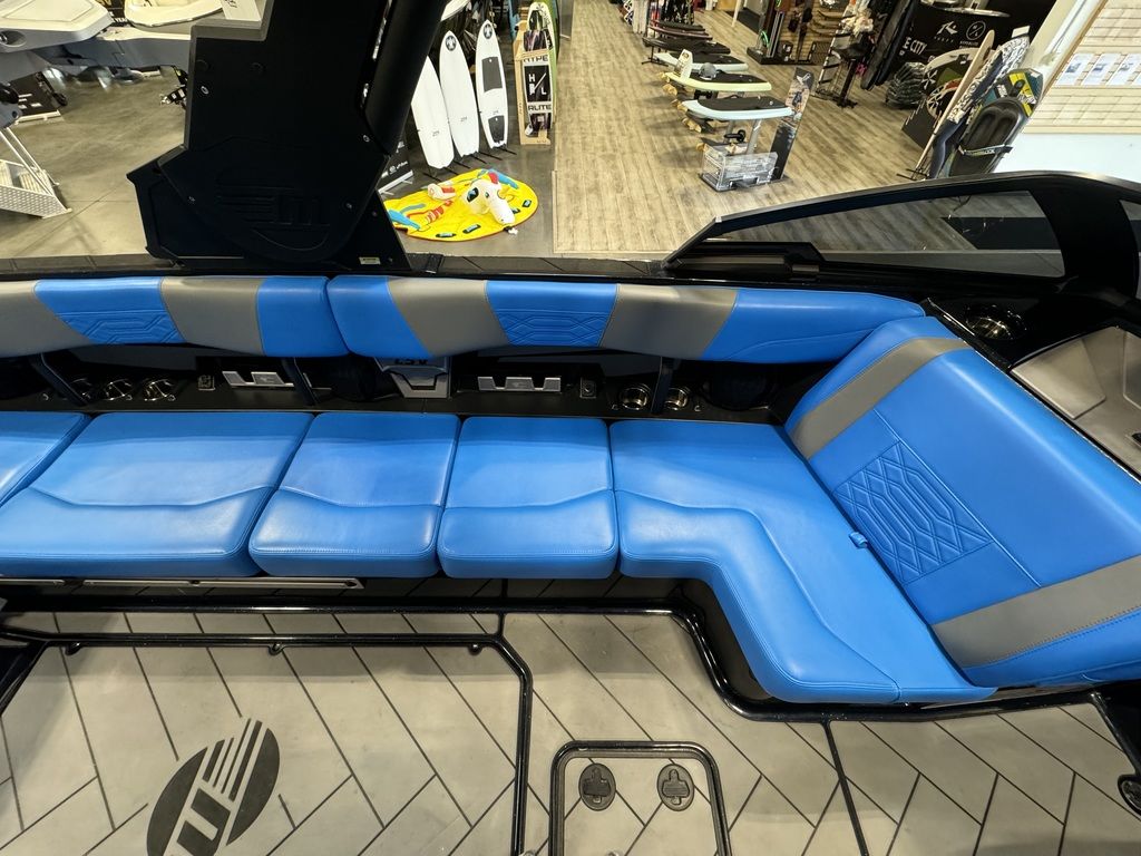 2022 Malibu Boats 25 LSV