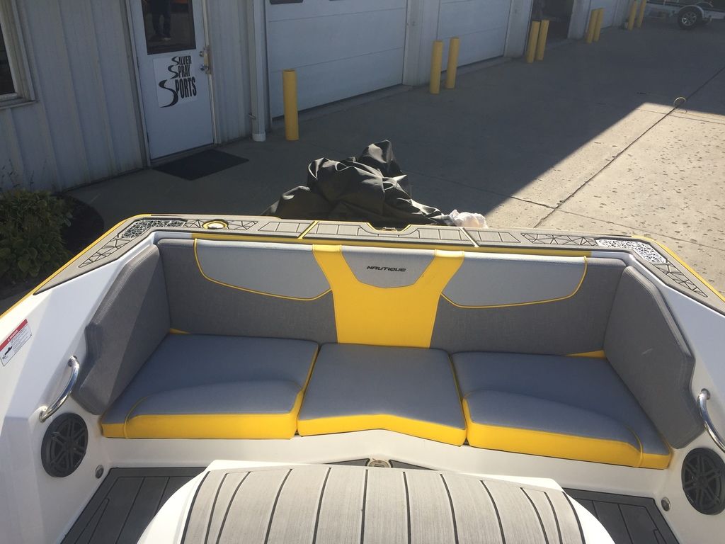2022 Nautique 200