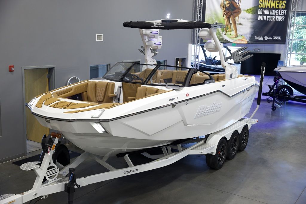 2025 Malibu Boats M242
