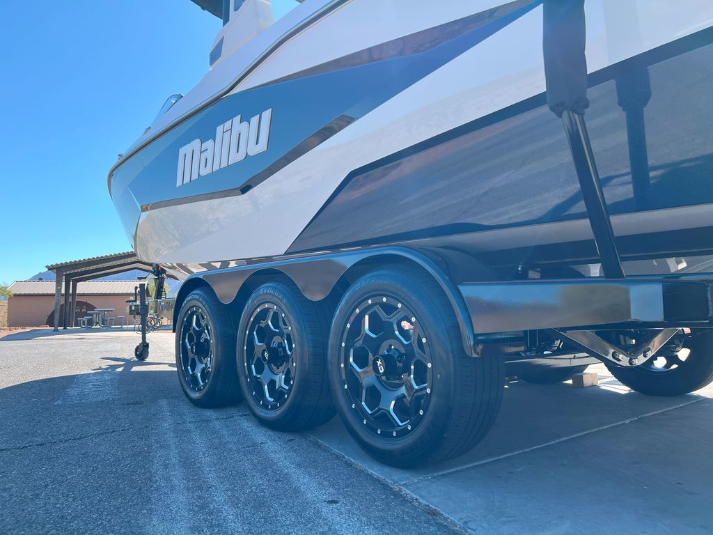 2025 Malibu Boats 25 LSV