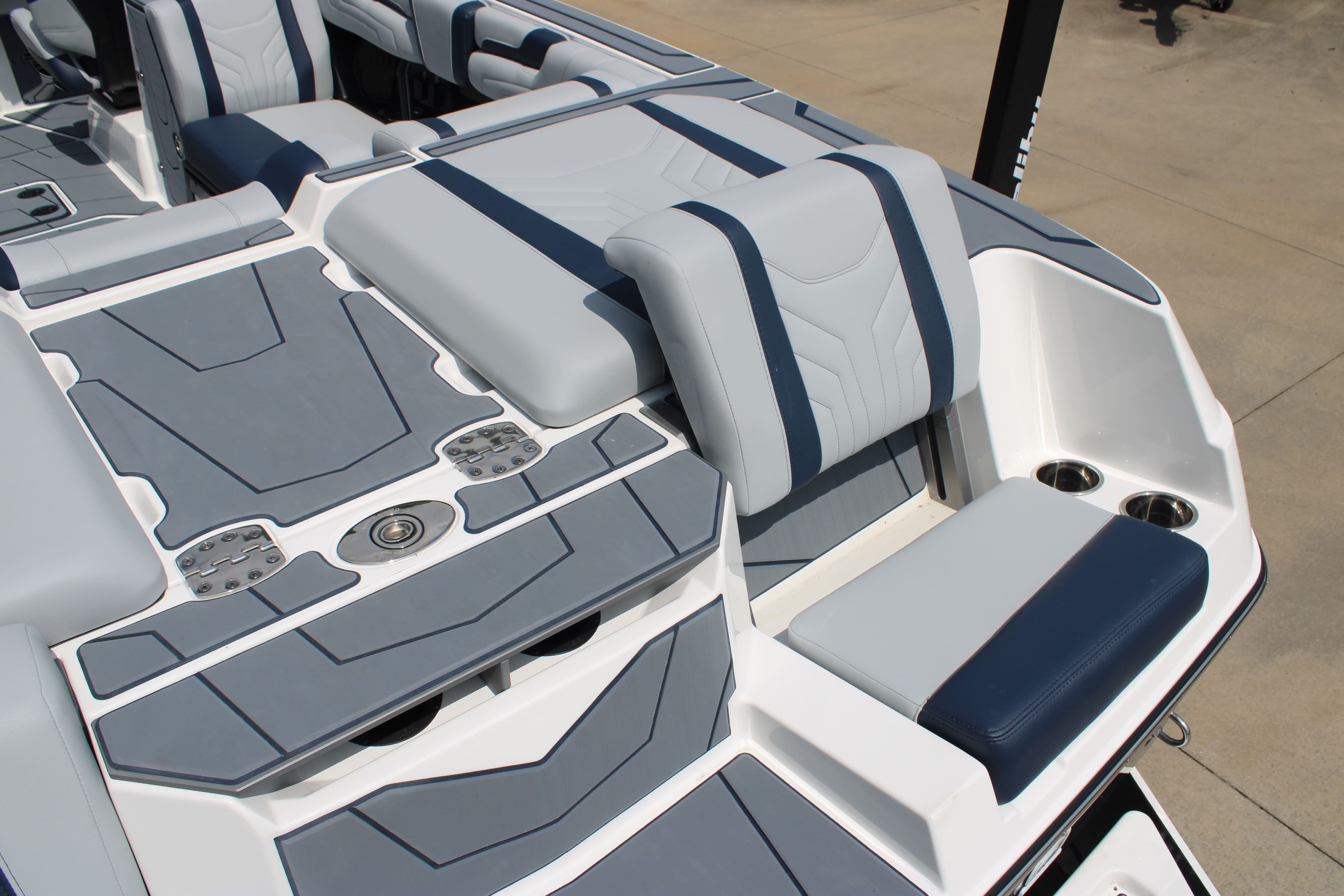 2025 Malibu 25 LSV