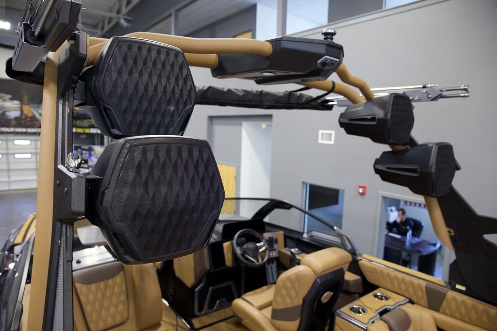 2025 Malibu Boats M242