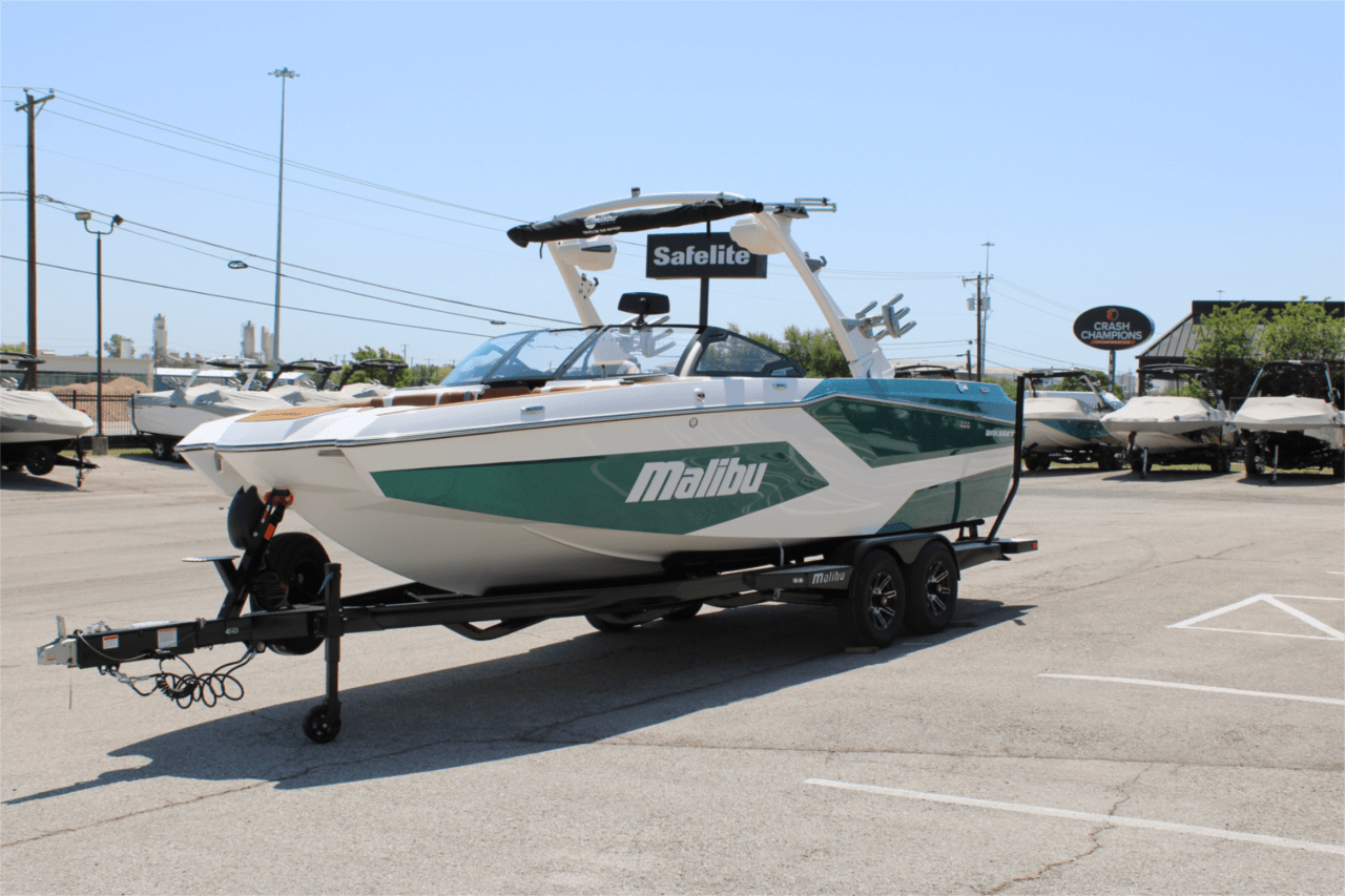 2025 Malibu 24 MXZ Icon