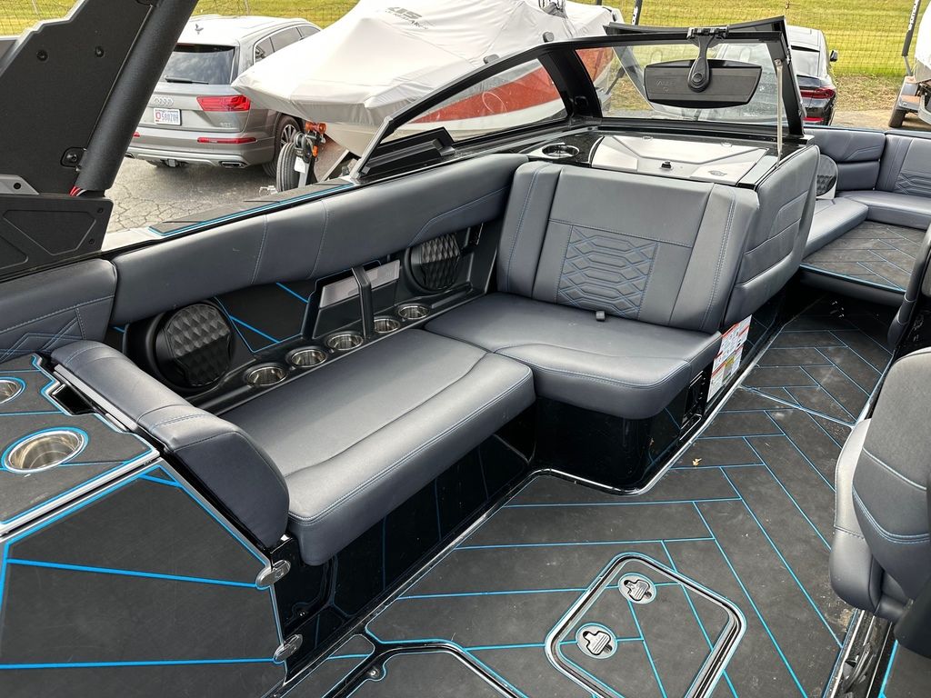 2023 Malibu Boats 26 LSV