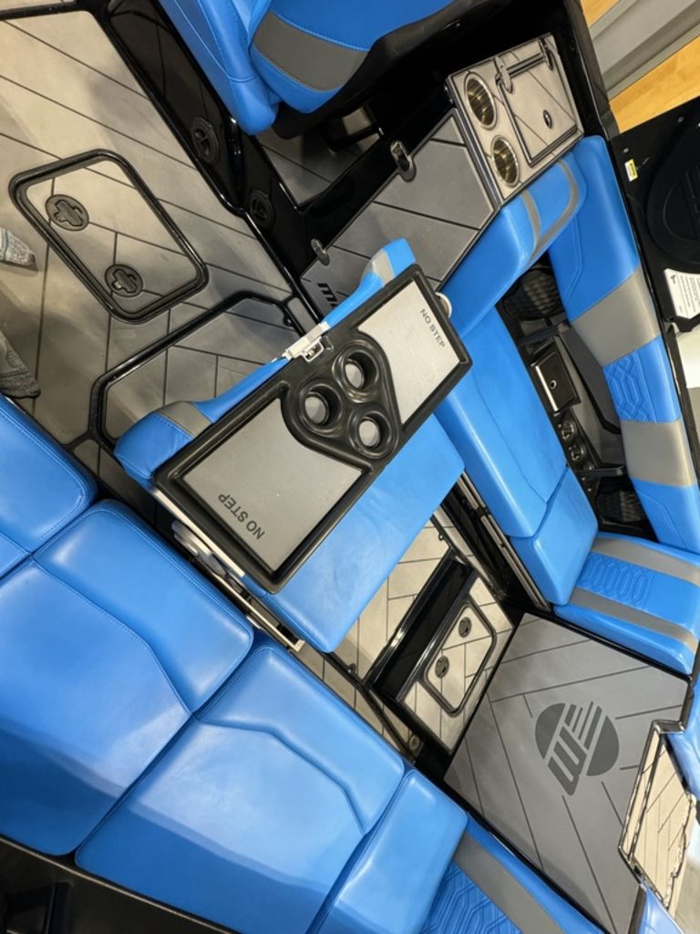 2022 Malibu Boats 25 LSV