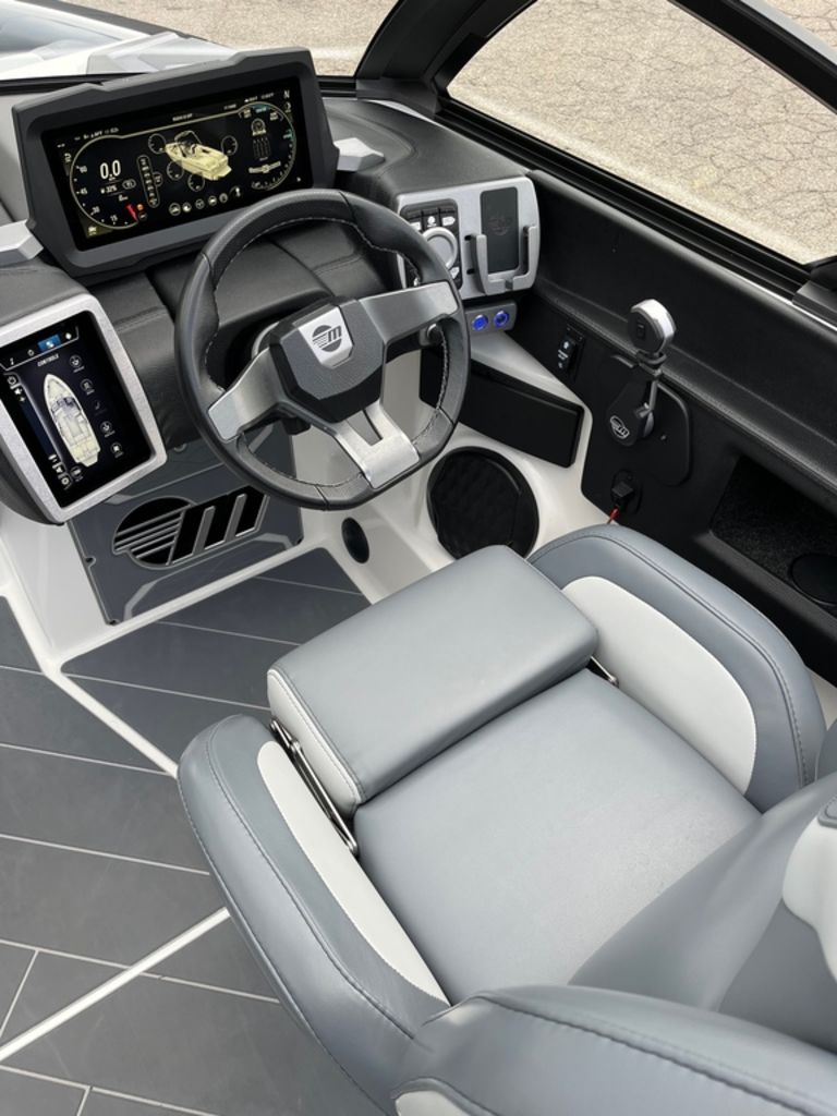 2023 Malibu Boats 25 LSV