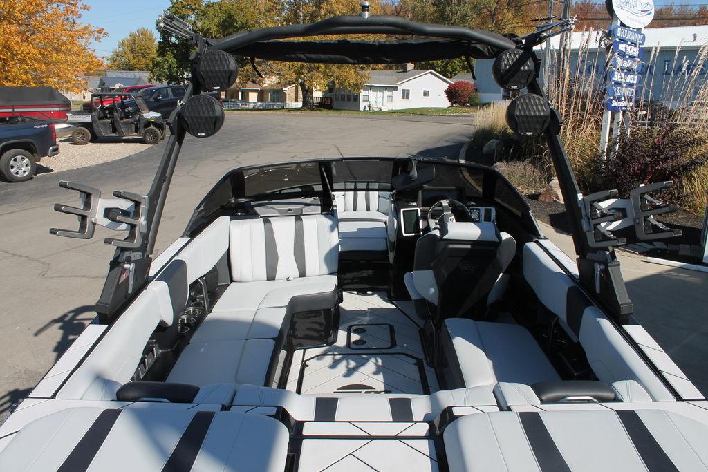 2023 Malibu 22 LSV