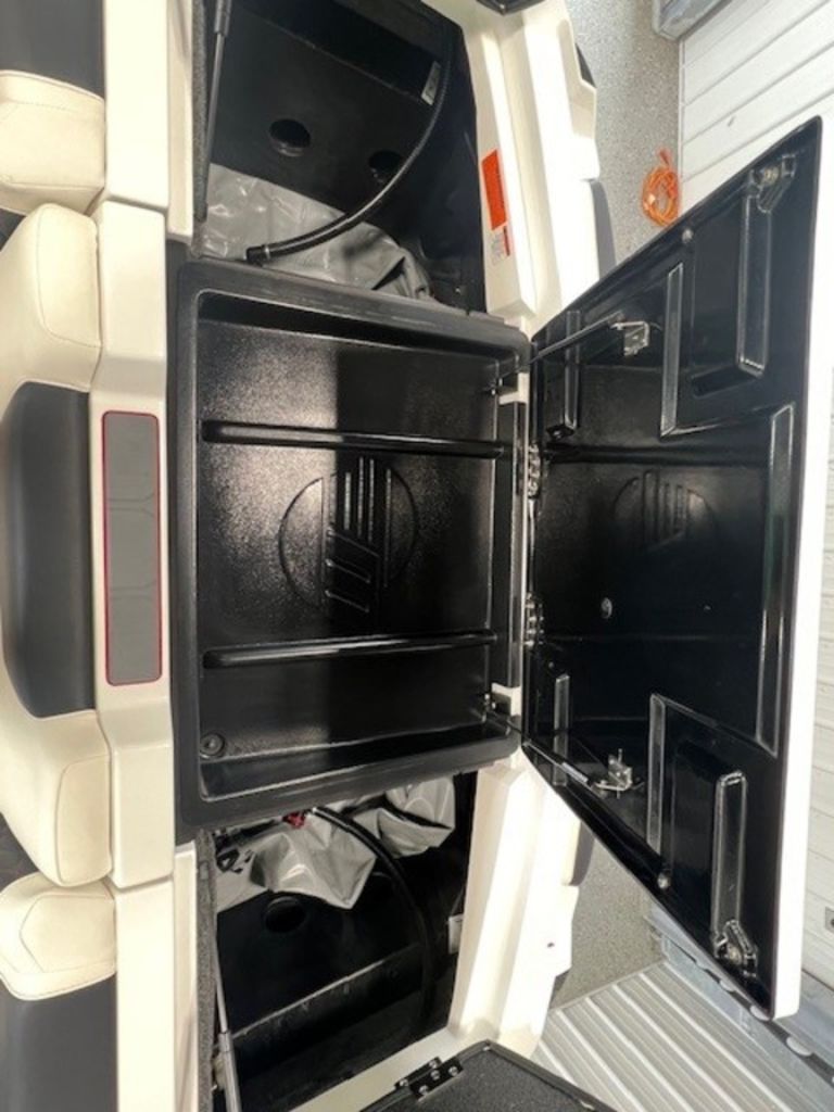 2024 Malibu Boats M220