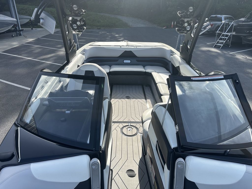2017 Malibu Boats 23 LSV