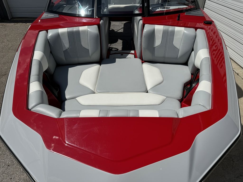 2022 Malibu Boats 21 LX Icon