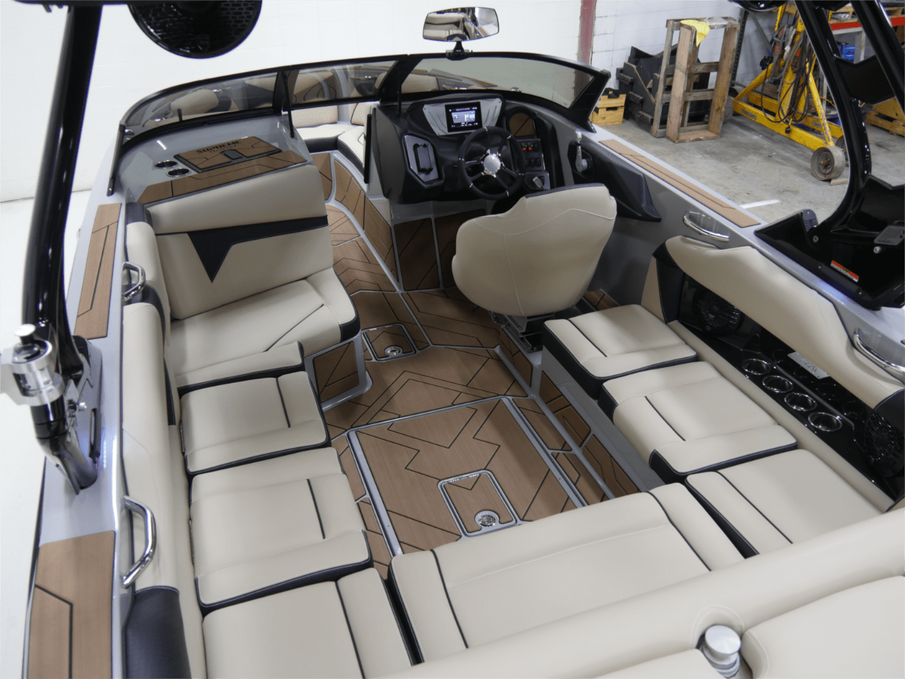 2025 Supreme S220 – Onyx Black
