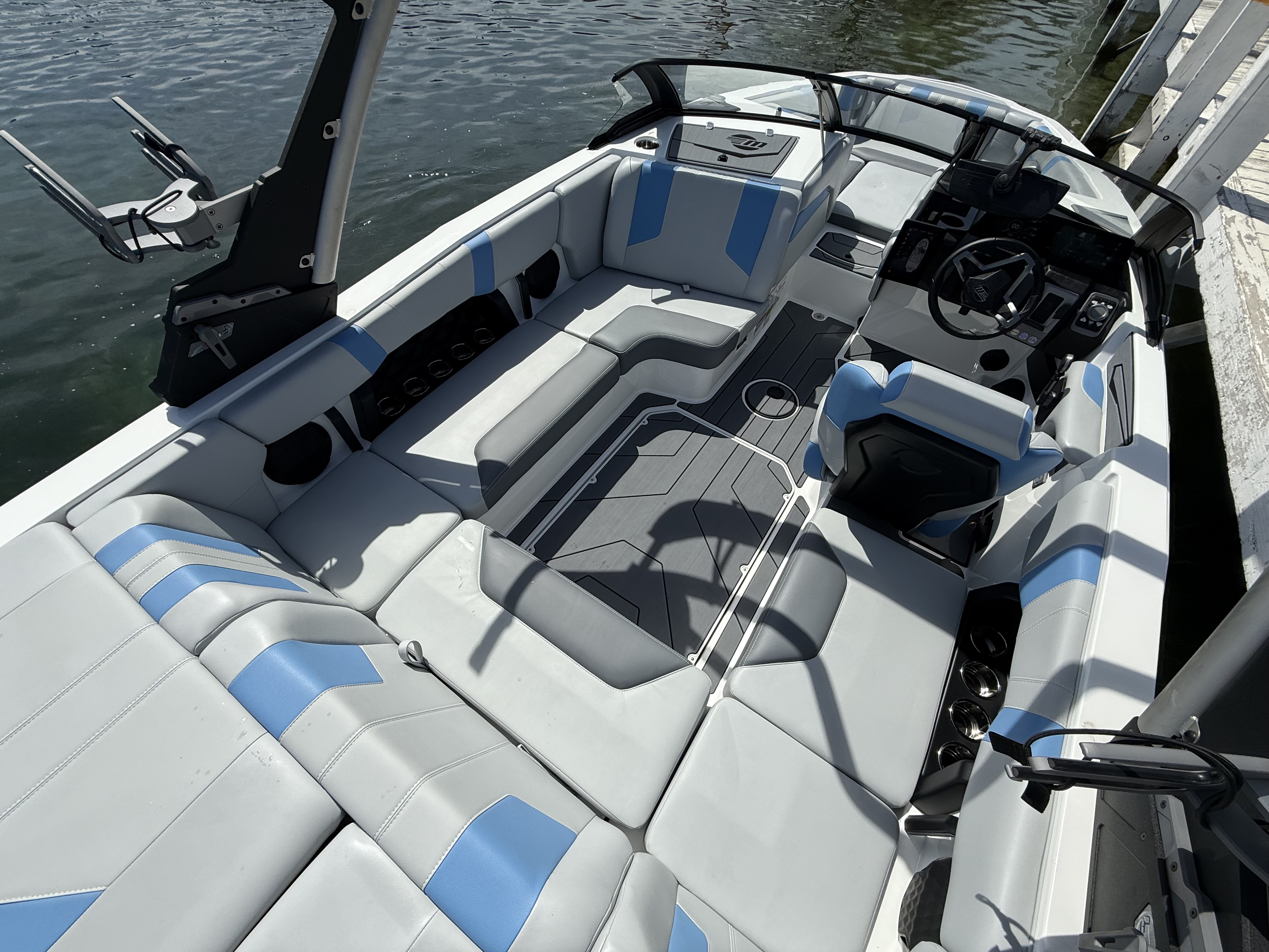 2025 Malibu 21 LX