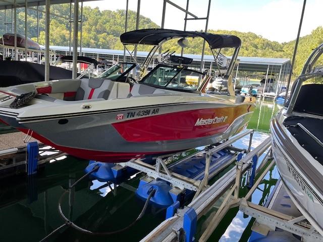 2023 MasterCraft XT22