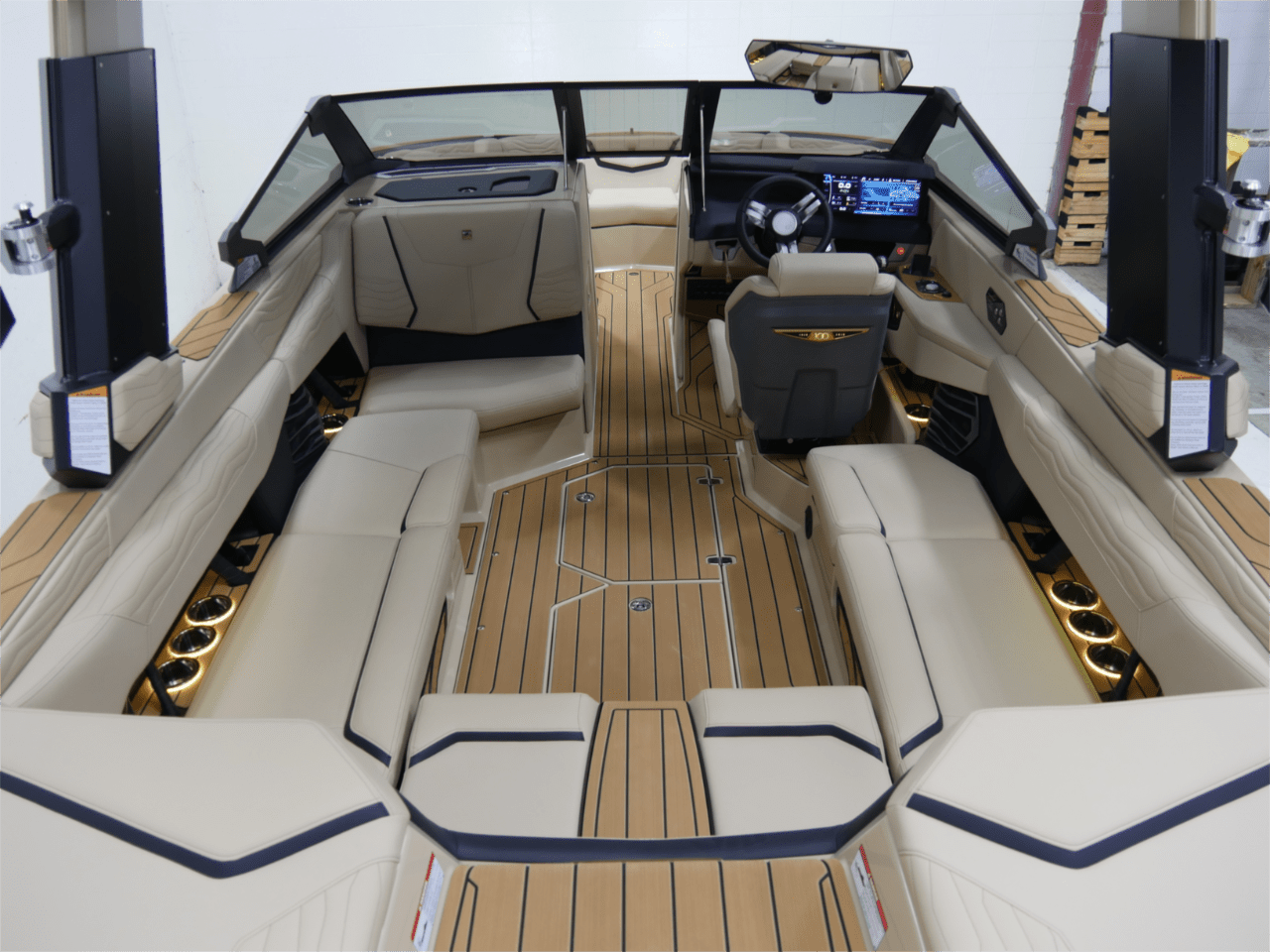 2025 Nautique G23 – Jet Black/Sahara Sand