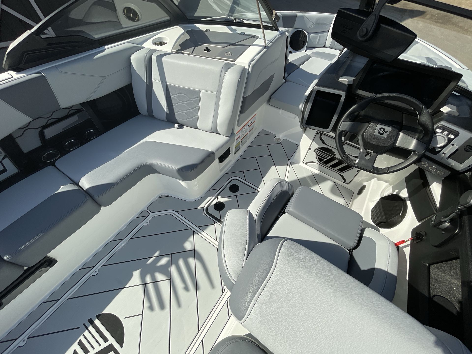 2024 Malibu 23 LSV