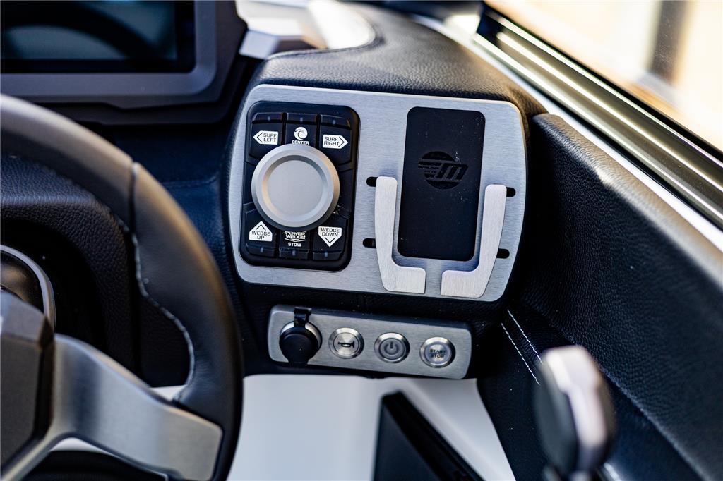 2024 Malibu 22 LSV Icon