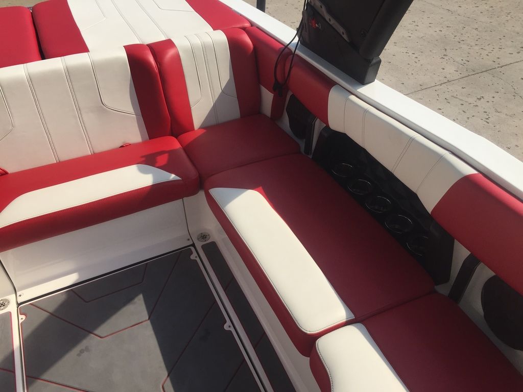 2022 Malibu Boats 21 LX