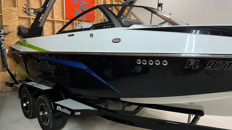 2017 Malibu Wakesetter 21 VLX – Low hours