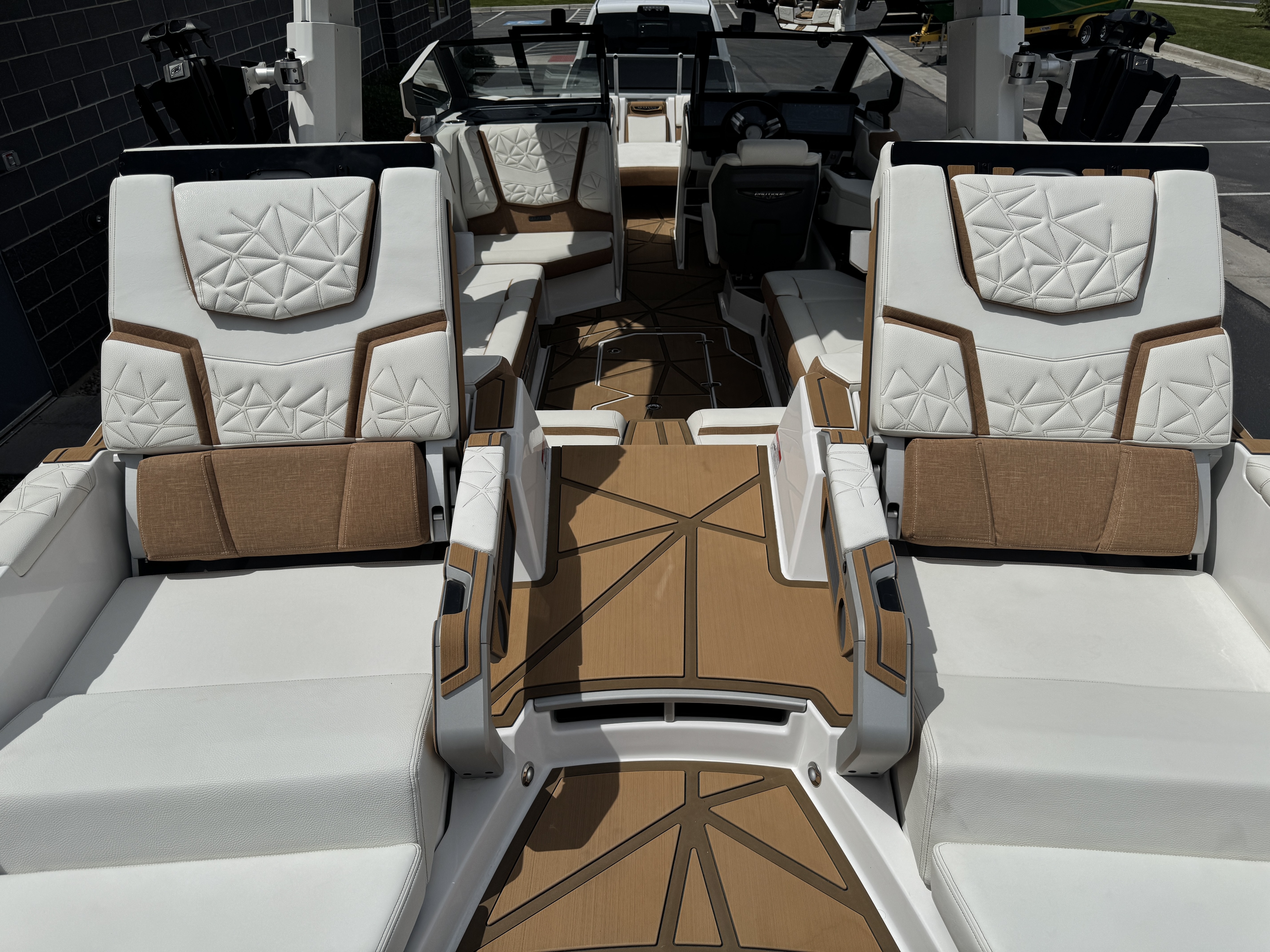 2025 Nautique G25 Paragon Low hours - Loaded - Liquid lumens 