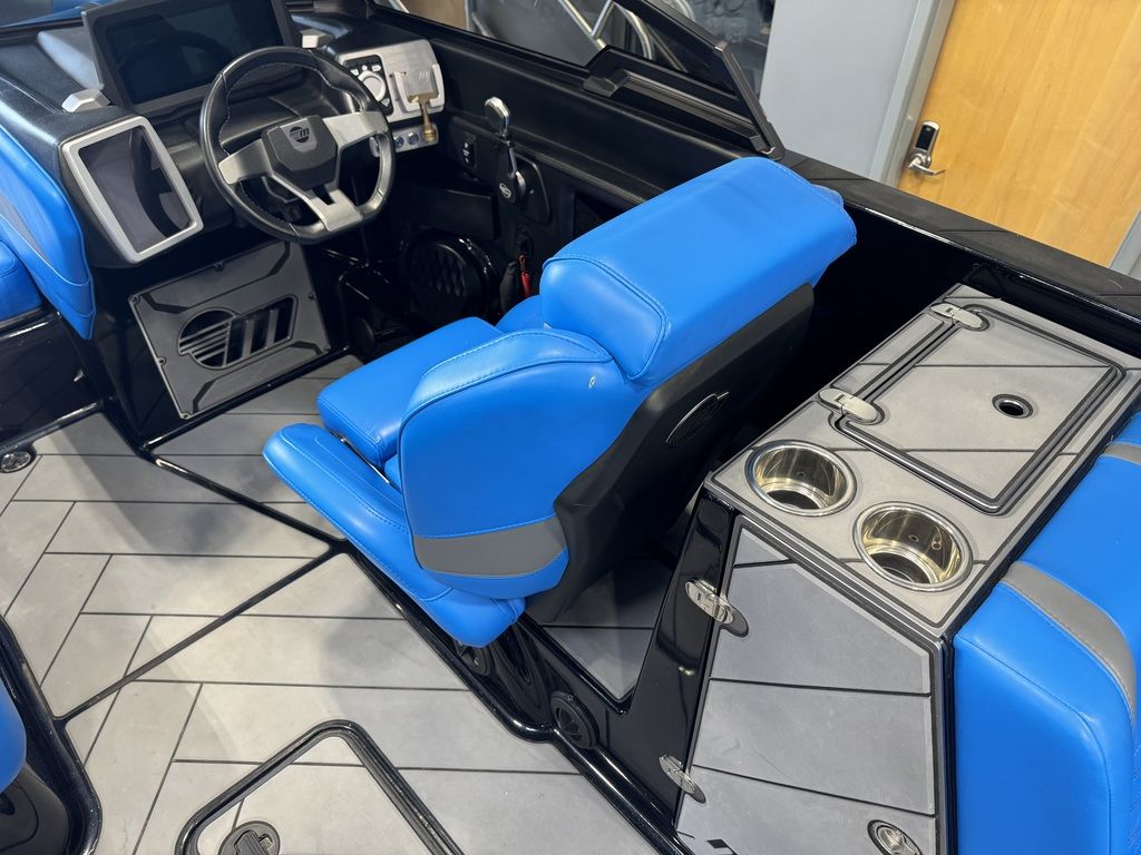 2022 Malibu Boats 25 LSV