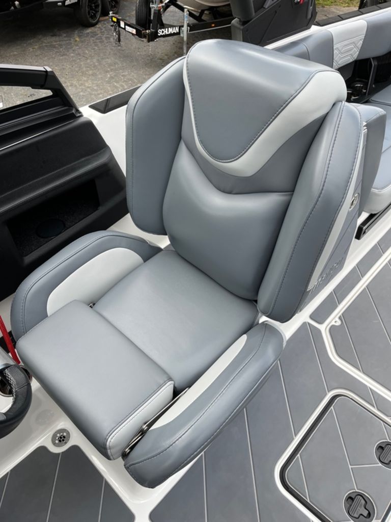 2023 Malibu Boats 25 LSV