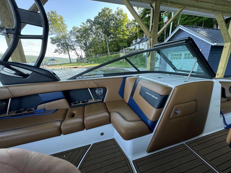 2016 Nautique 210