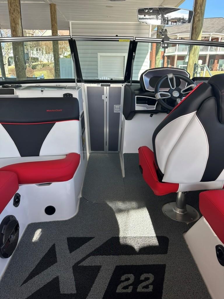 2021 MasterCraft XT22 – LOADED!