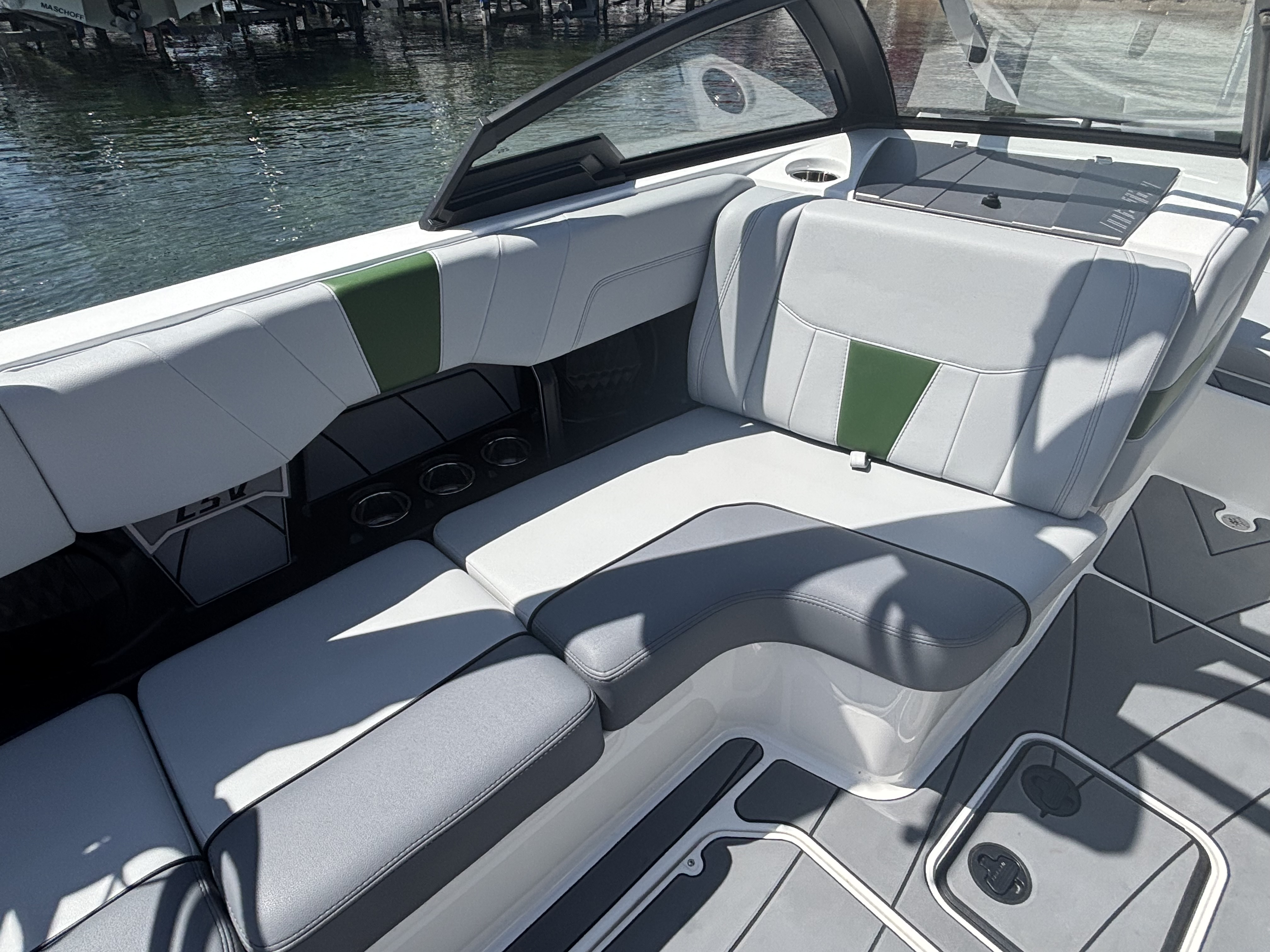 2023 Malibu 23 LSV