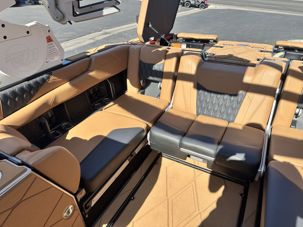 2025 Malibu Boats M242