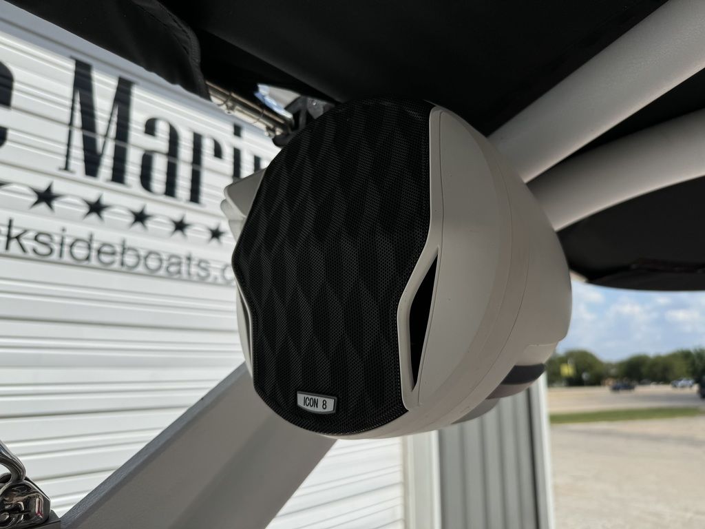 2022 Malibu Boats 21 LX Icon