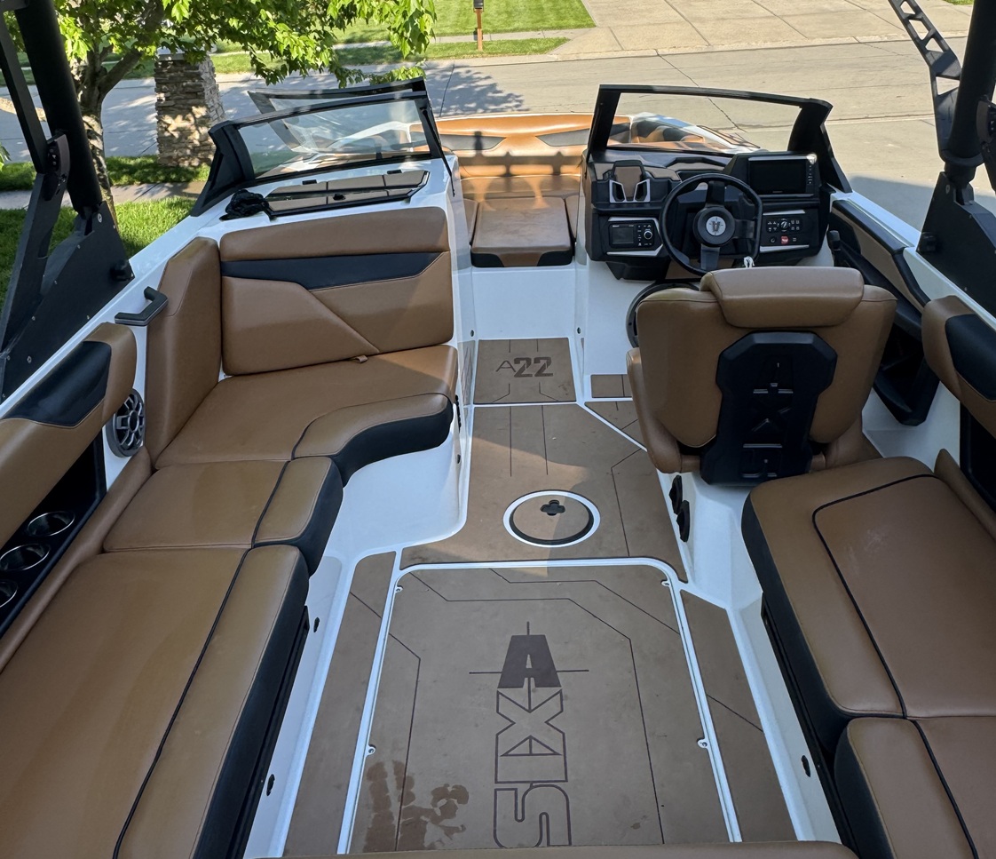 Super Clean Loaded Wakesurf/board boat