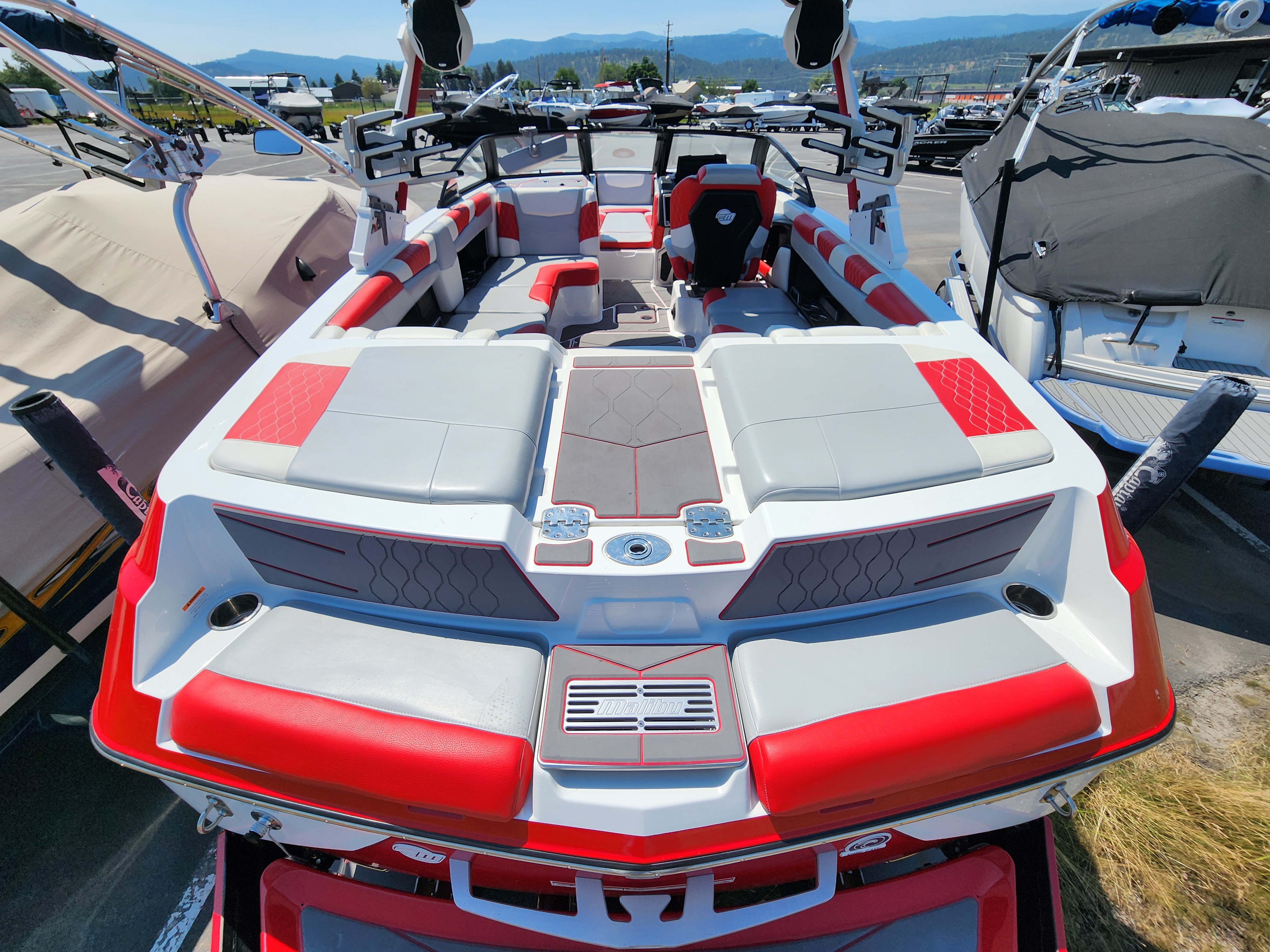 2022 Malibu M220 Icon
