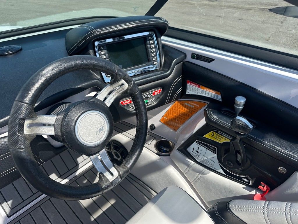 2015 Nautique 210