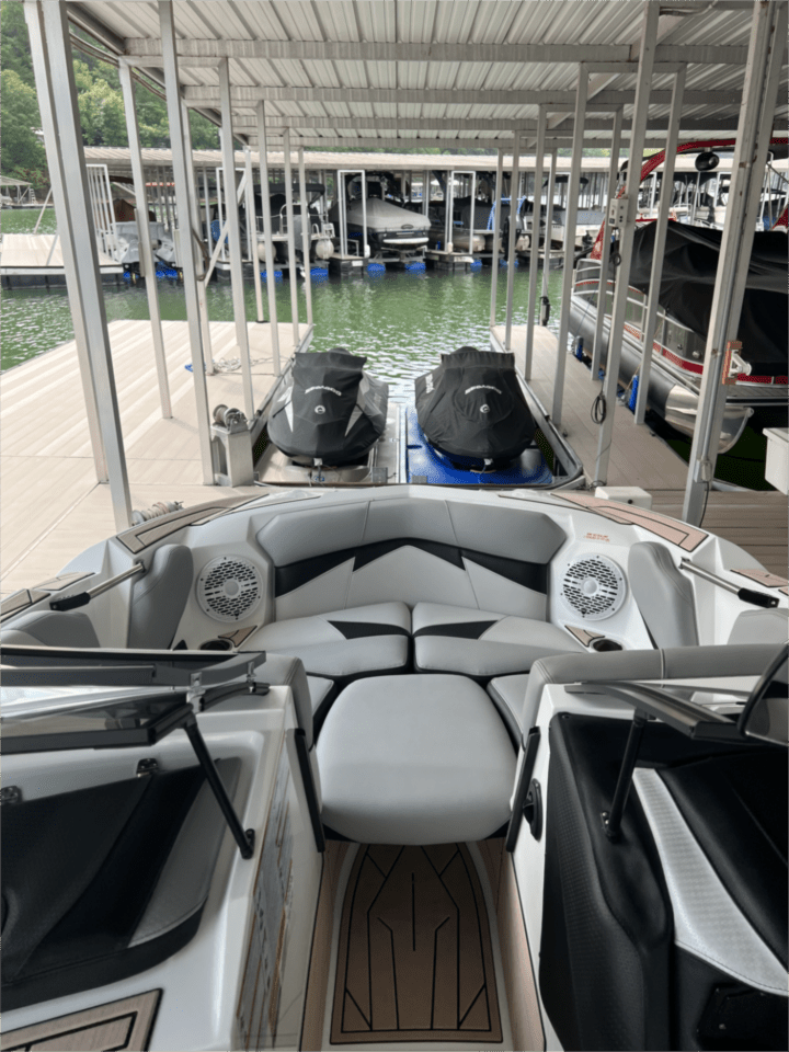 Wakesurf Boat Icon