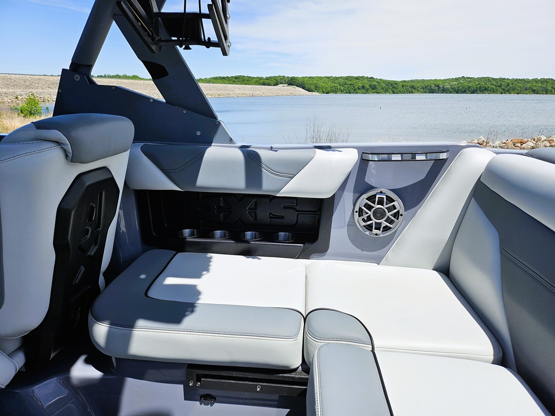 2021 Axis A20     Low Hours  Loaded with options