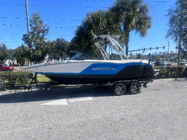 2017 MasterCraft NXT 22 Saltwater Series