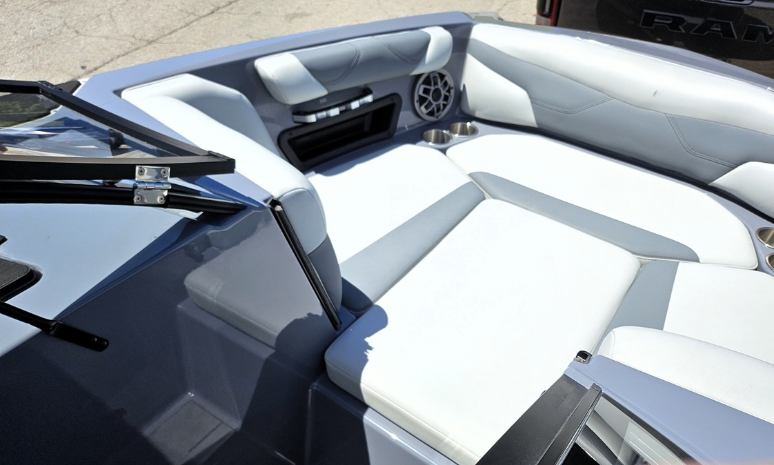 2021 Axis A20     Low Hours  Loaded with options