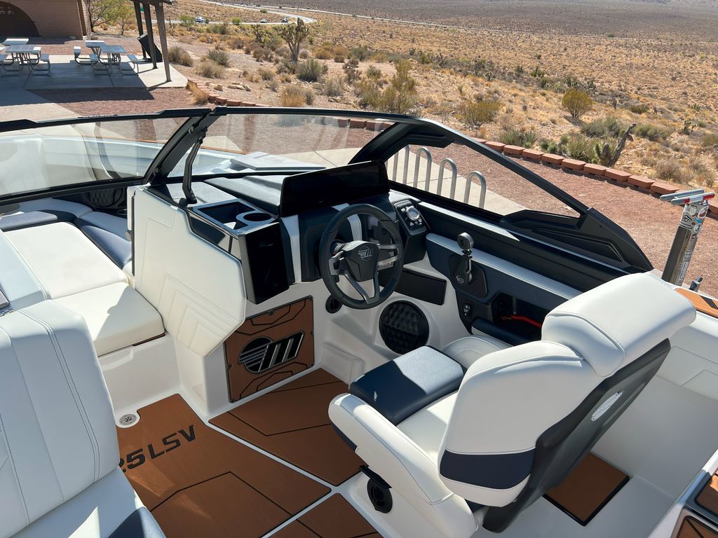 2025 Malibu Boats 25 LSV