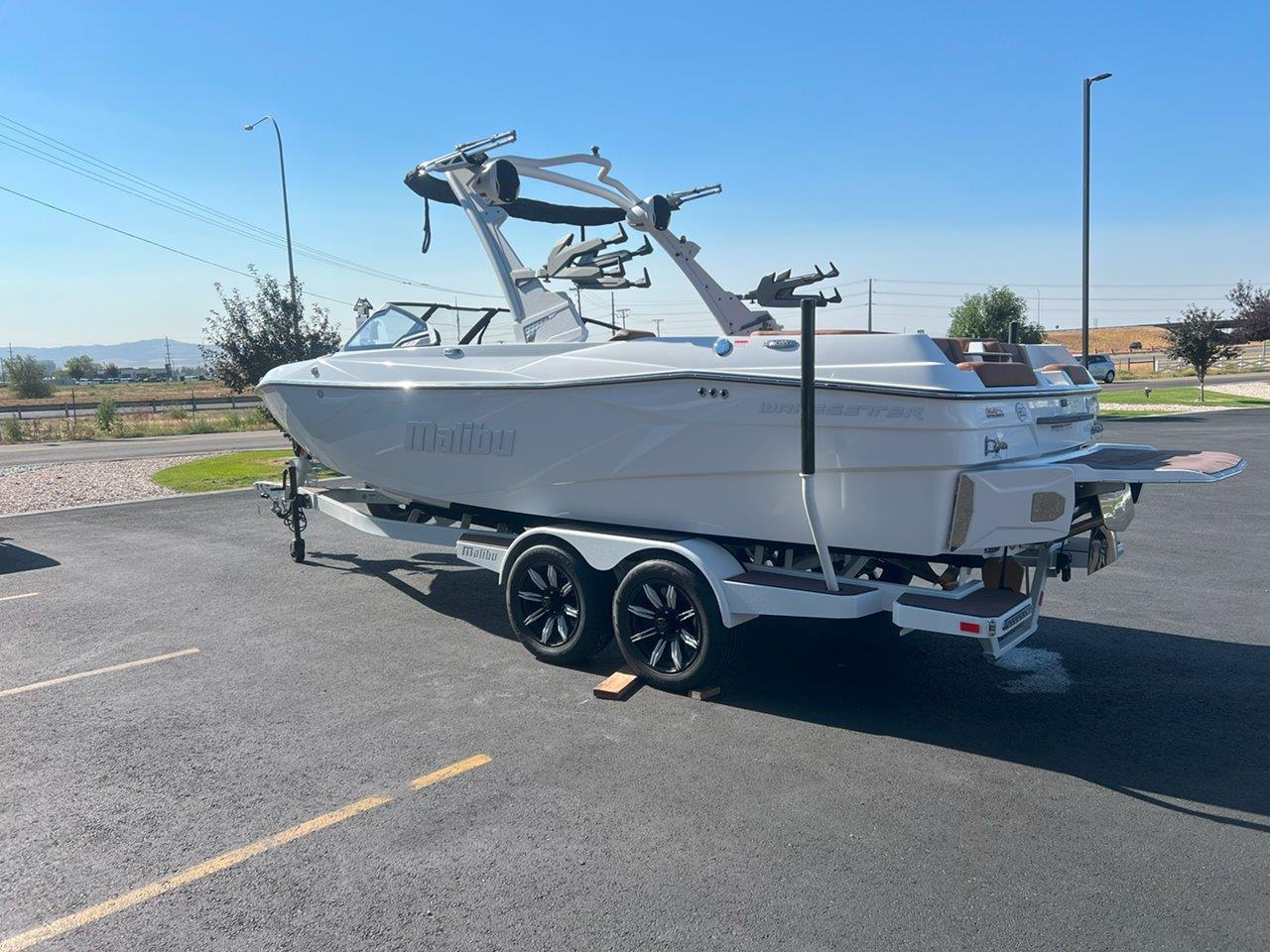 2025 Malibu 23 LSV