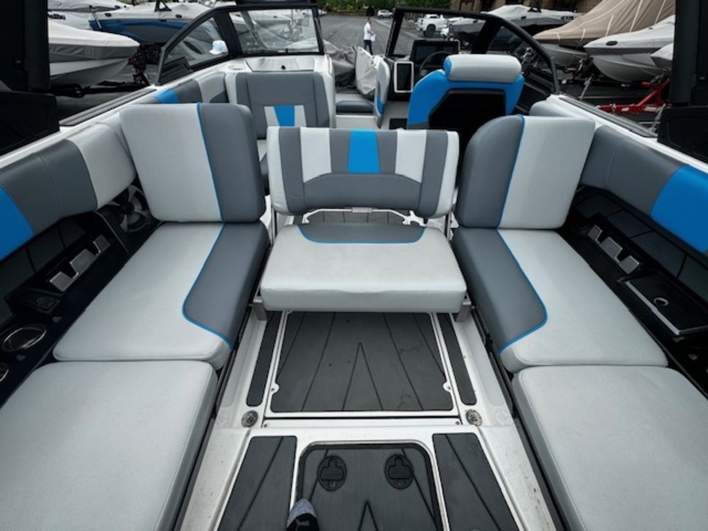 2021 Malibu Boats 23 LSV