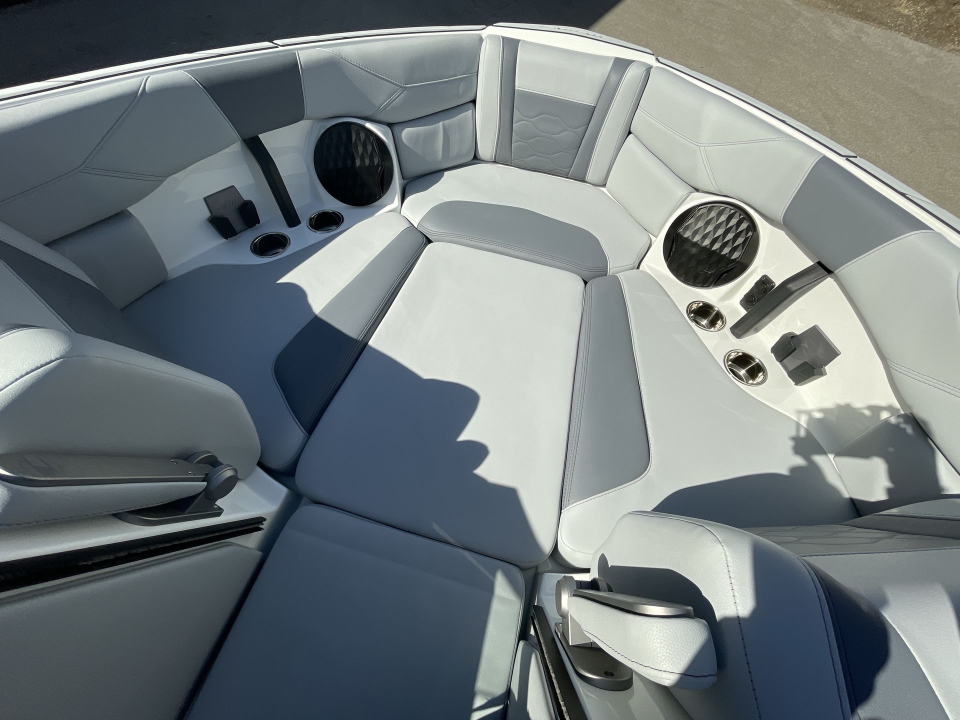 2024 Malibu 23 LSV