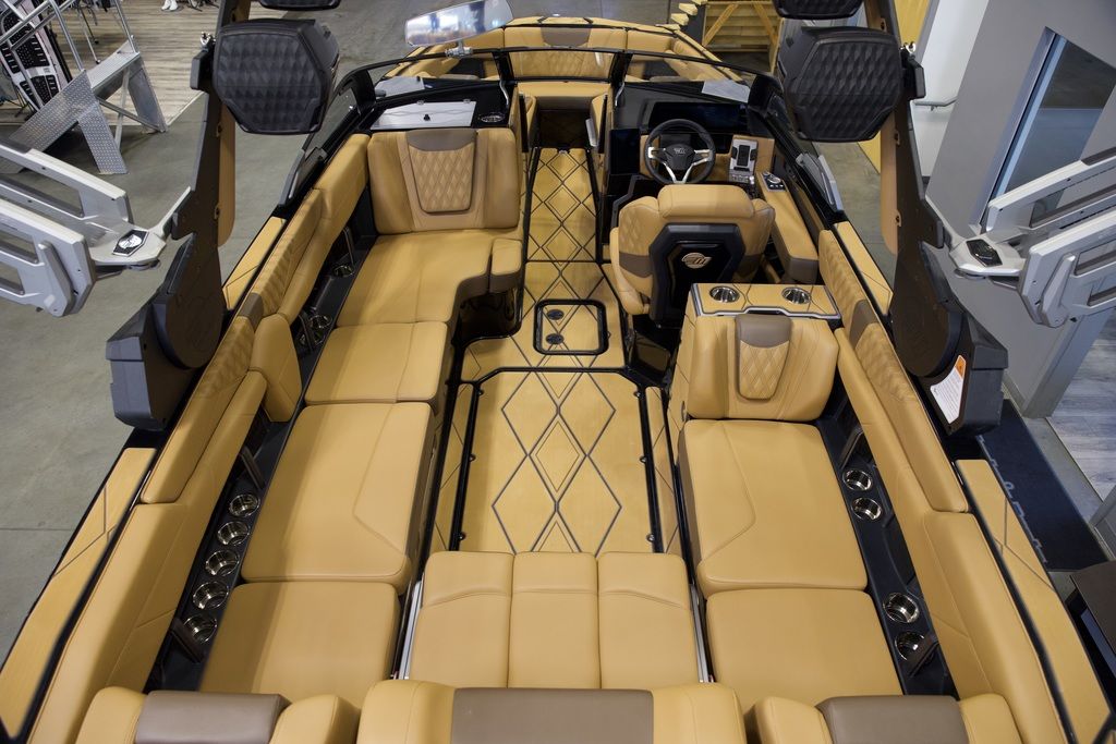 2025 Malibu Boats M242