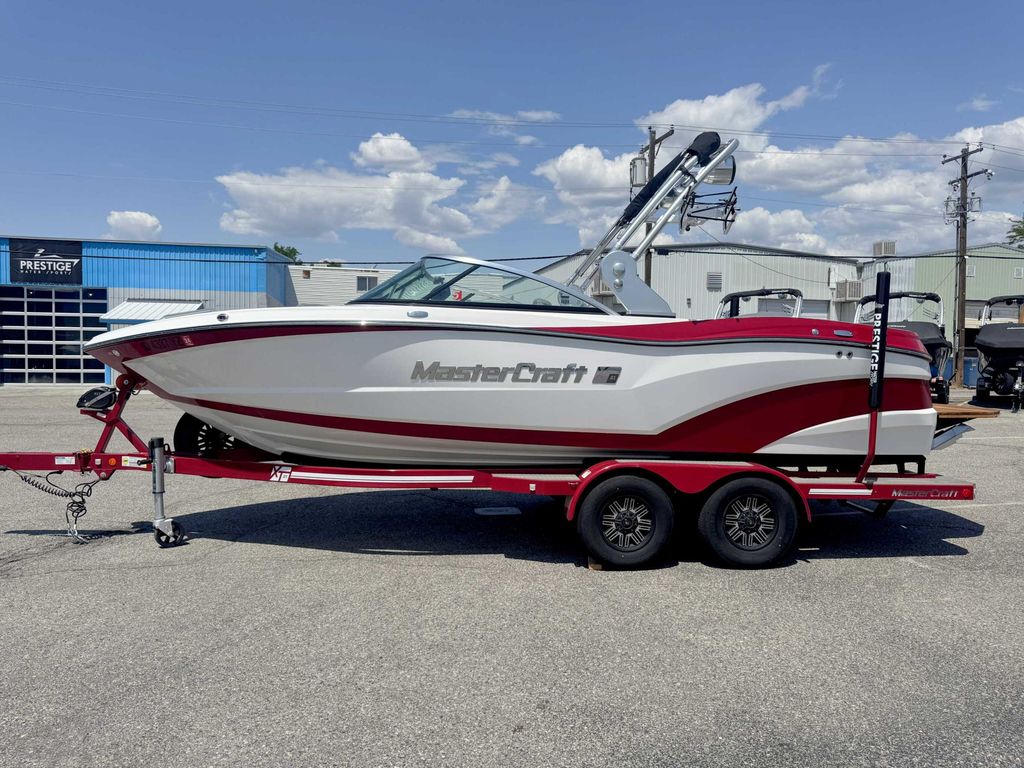 2019 MasterCraft XT21