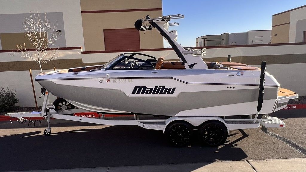 2023 Malibu Boats M220