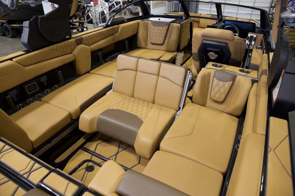 2025 Malibu Boats M242