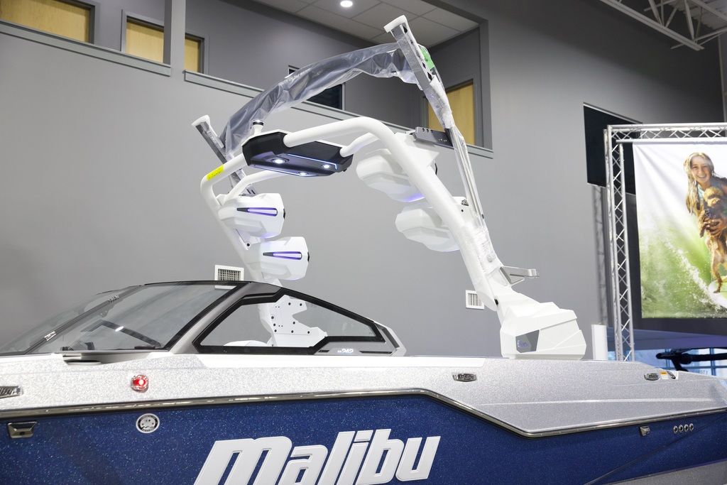 2025 Malibu Boats M242