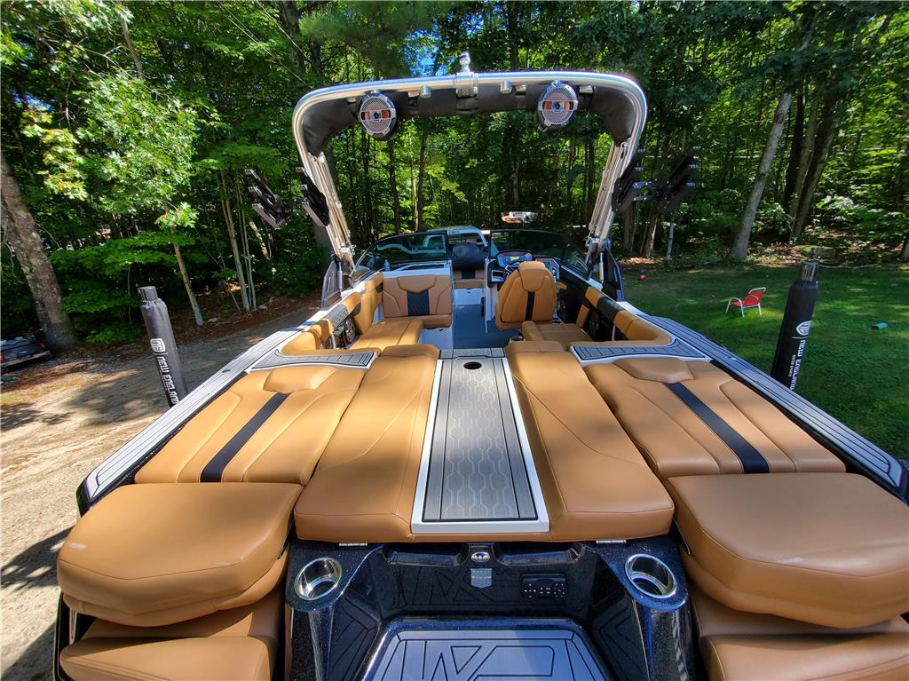 2022 MasterCraft XT22 - Like new