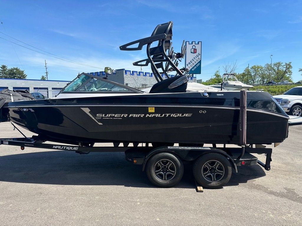 2015 Nautique 210