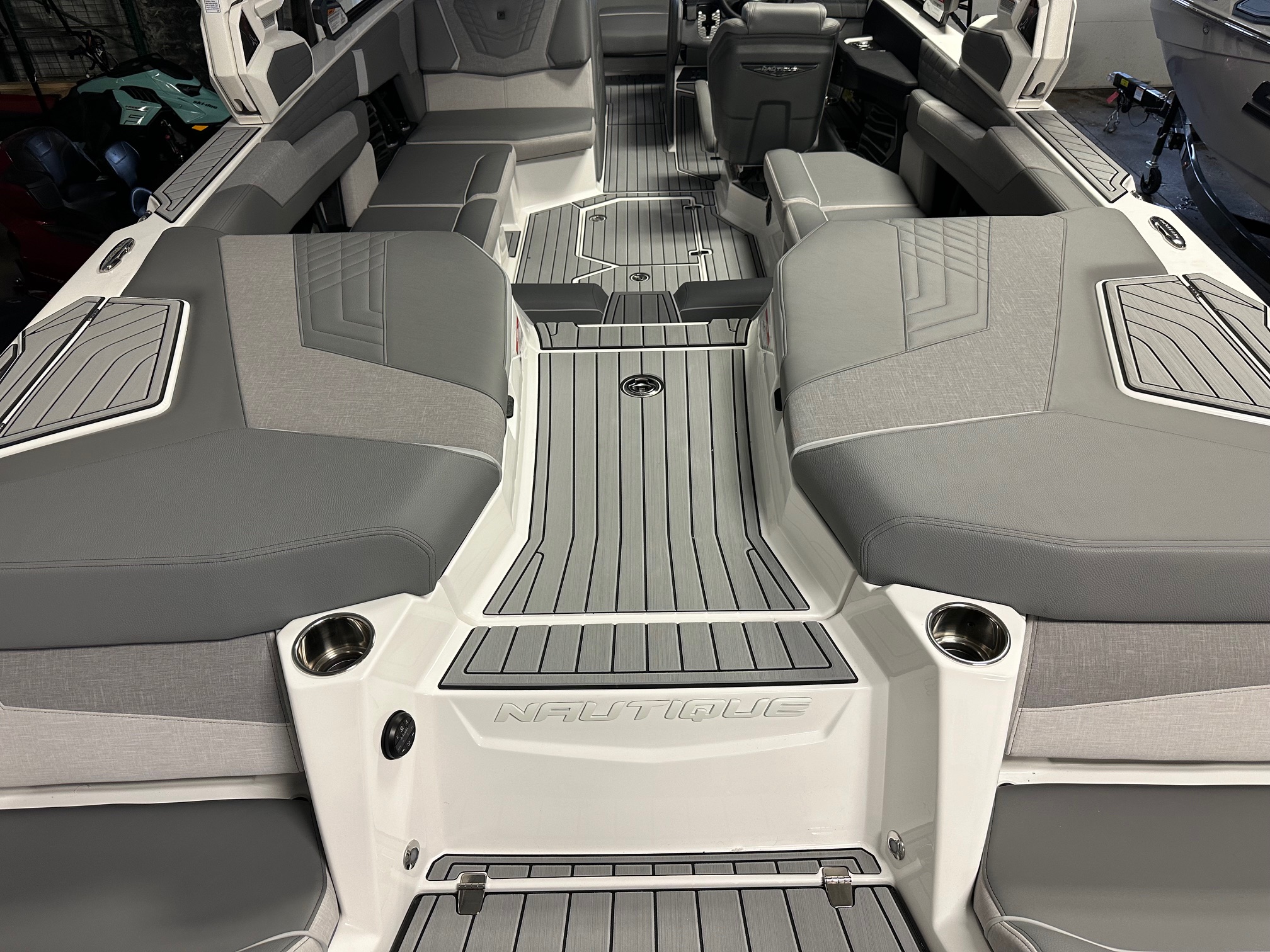 2024 Nautique G23