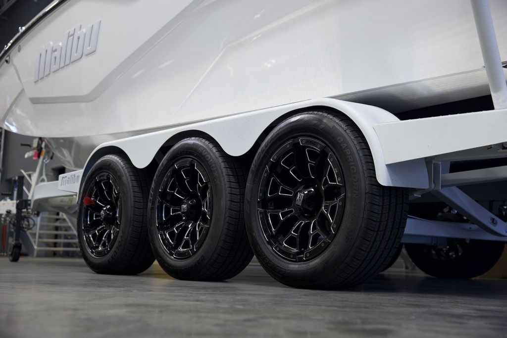 2025 Malibu Boats M242